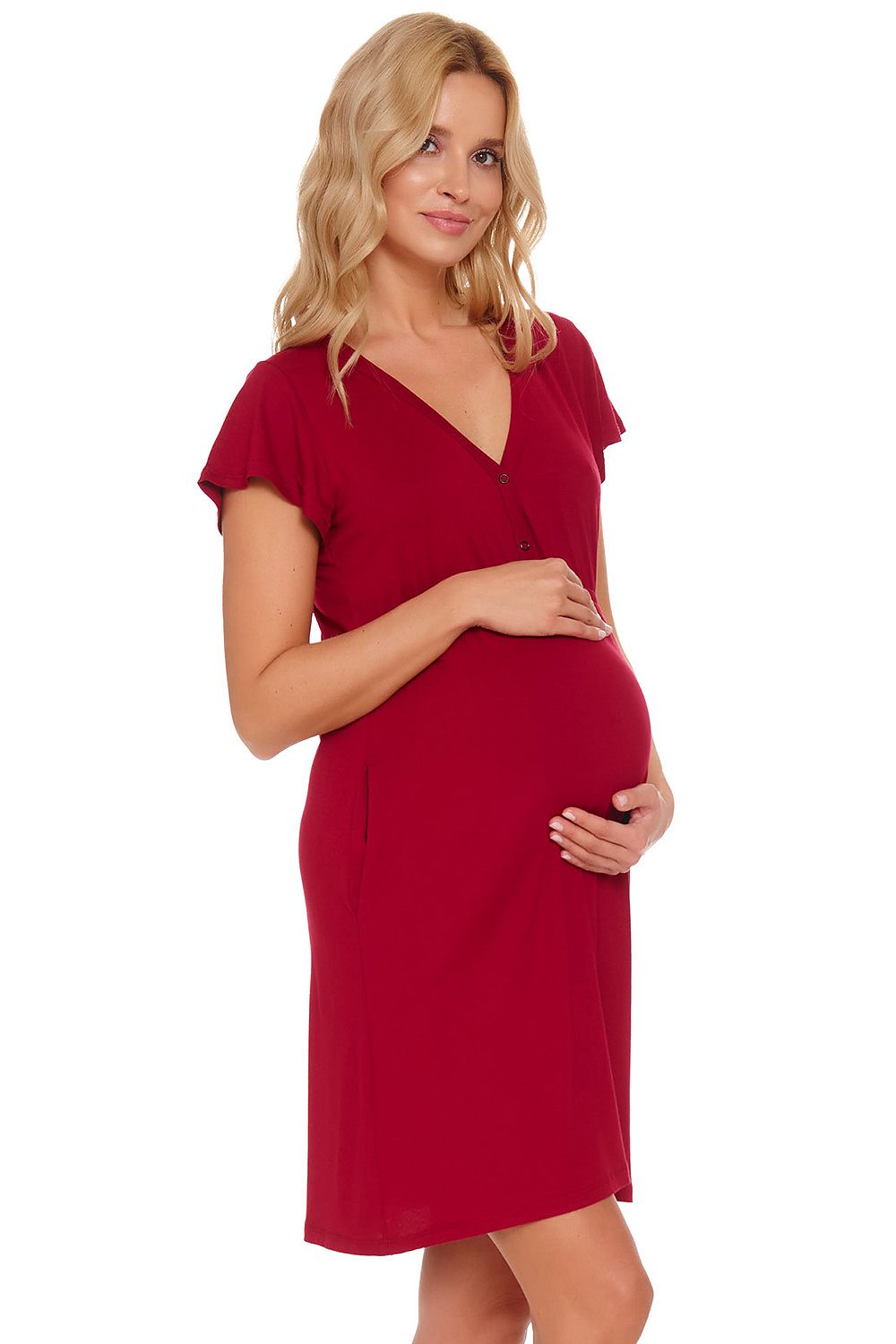 Maternité vibrante : Femme enceinte rayonnante dans une chemise de nuit maternité rouge de la collection SECRETELLES Lingerie, alliant confort et élégance pour des nuits douces et stylisées