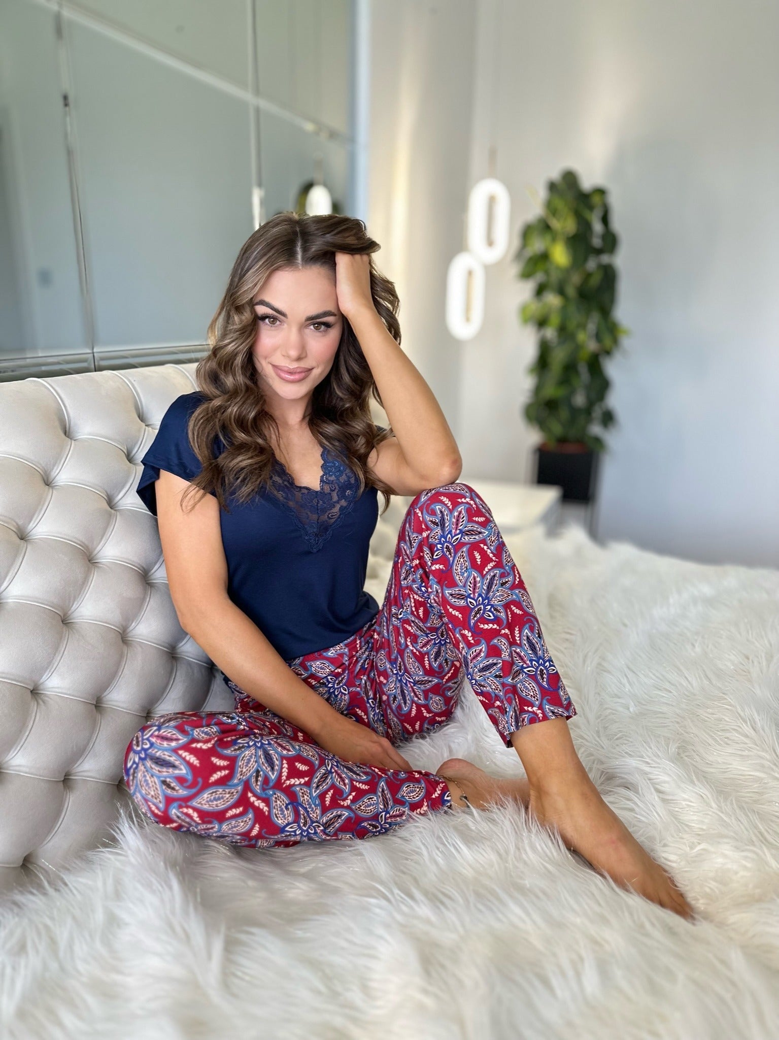 Pyjama femme haute avec pantalon élégante dans son lit | secretelles