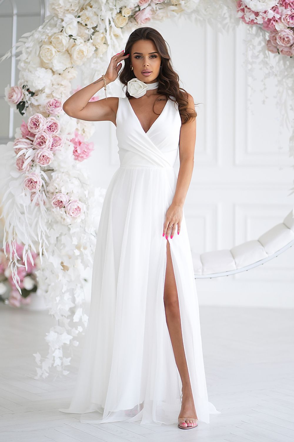 Robe de soirée blanche élégante avec détails en dentelle, idéale pour des événements spéciaux.