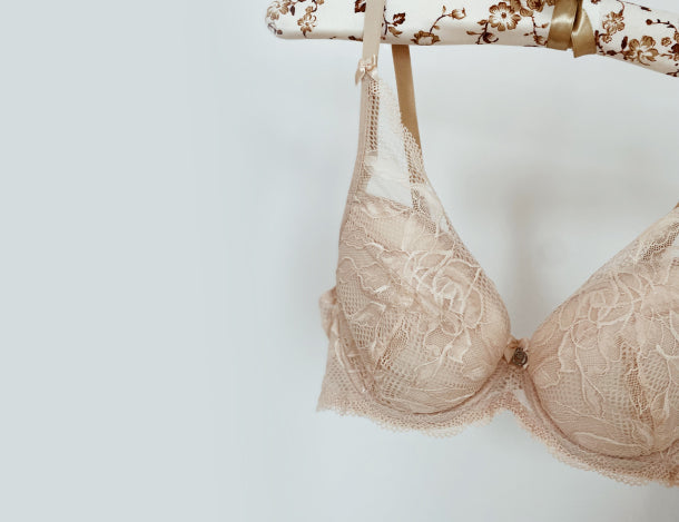 SECRETELLES LINGERIE - Qualité et Durabilité - Étiquette illustrant l'engagement de la marque pour une lingerie fabriquée en Europe, mettant en avant qualité artisanale et respect des normes éthiques.